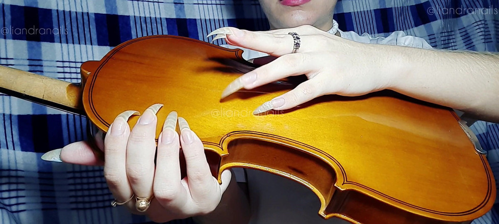 Goddess Li: Lange natuurlijke nagels en viool