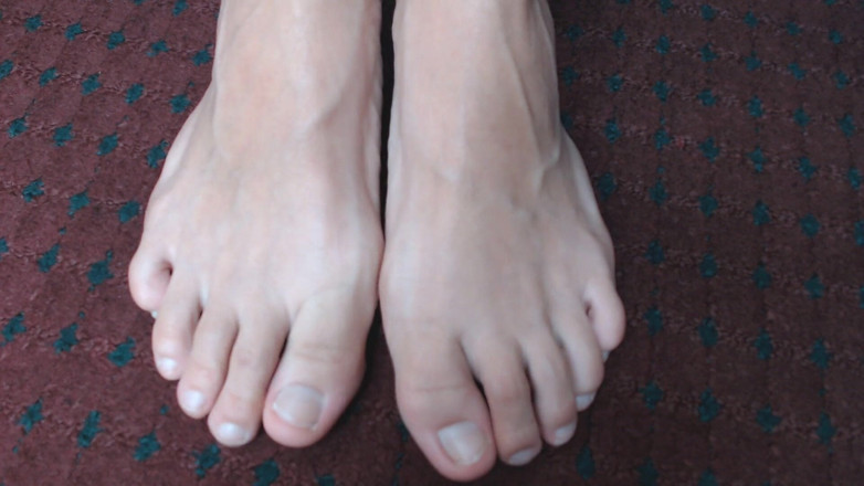Abby Anna: Abby's toes no polish wiggling