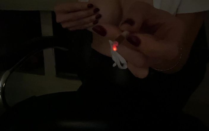 Mistress Mary: Fumar e tocar meus mamilos