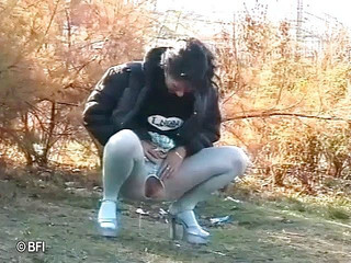 Pissing adventures: Scopata anale in un trio vintage - DVD