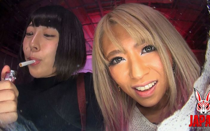 Japan Fetish Fusion: Risa और yua nanami आपको लार से भीगने वाली जीभ और स्मोकी सांस के साथ अपमानित करती हैं। गंदी देखने का बिंदु वाली सजा थूक के साथ टपकती है