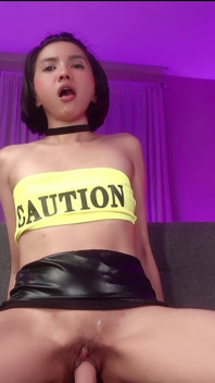Gfe Joi Asia menjolok pepek berkrim dan menelan mani