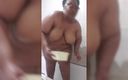 Masked curvy pears: Zenci iri güzel teyze banyo yapıyor