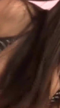 Drobná brunetka saje ptáka velké glory hole