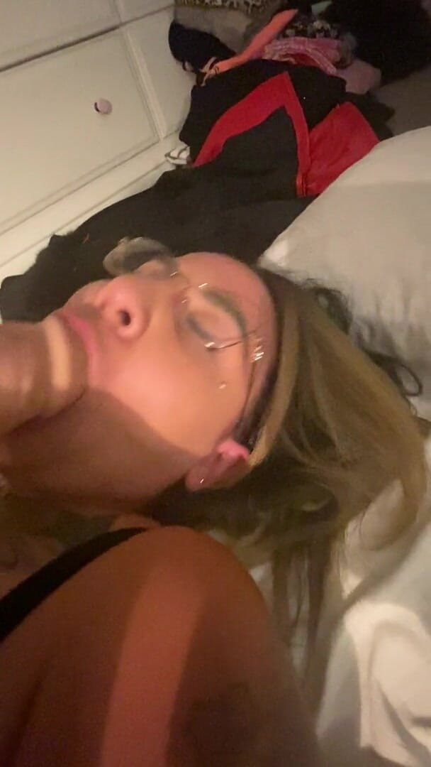MzKiTTy91: Pawg wife fucking 12 in monster cock and sucking one too