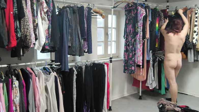 JanineLang: Treo quần áo khỏa thân