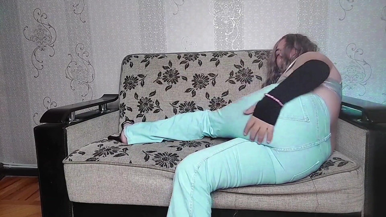 Kitty_Cross: Mjuk feminin femboy sträcker ben i yogadräkt