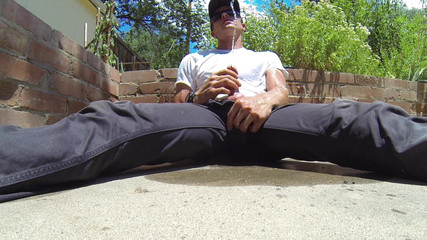 Lapetus: Stropind pișat pe mine în grădină