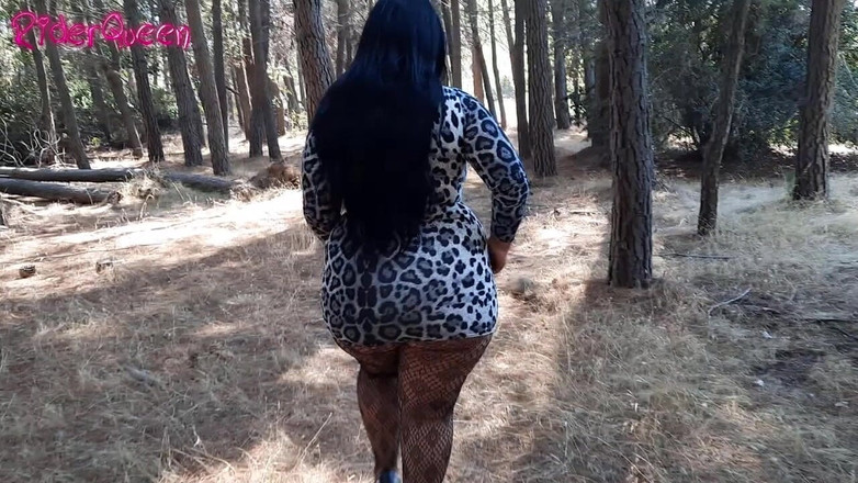 Riderqueen BBW Step Mom Latina Ebony: Berjalan Melalui Hutan Dalam Pakaian Cetak Haiwan Saya Dan Tumit,...