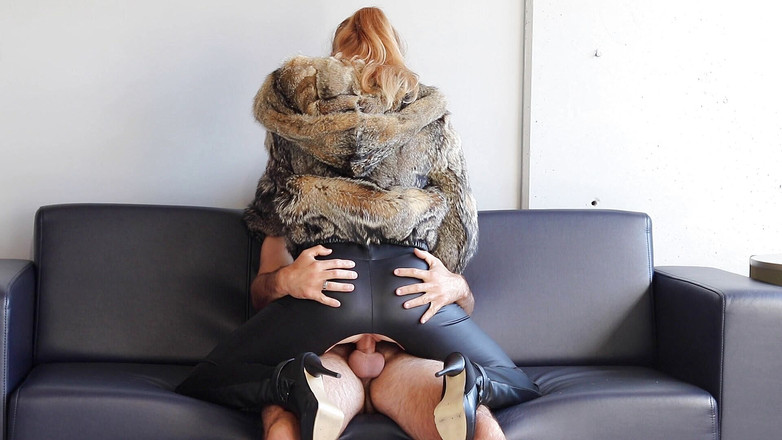 Ruda Cat: फटे चमड़े की लेगिंग और फर कोट में मुझे रफ चोदो