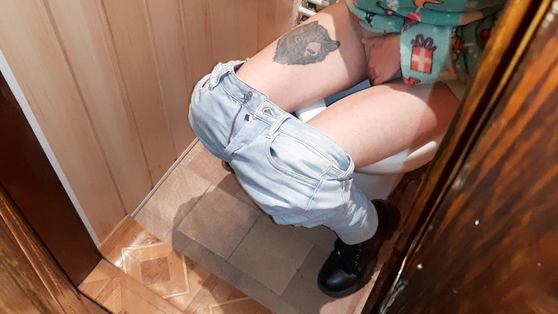 Lesbian-illusion: Aku mergokin orang asing masturbasi di toilet umum dan kami...