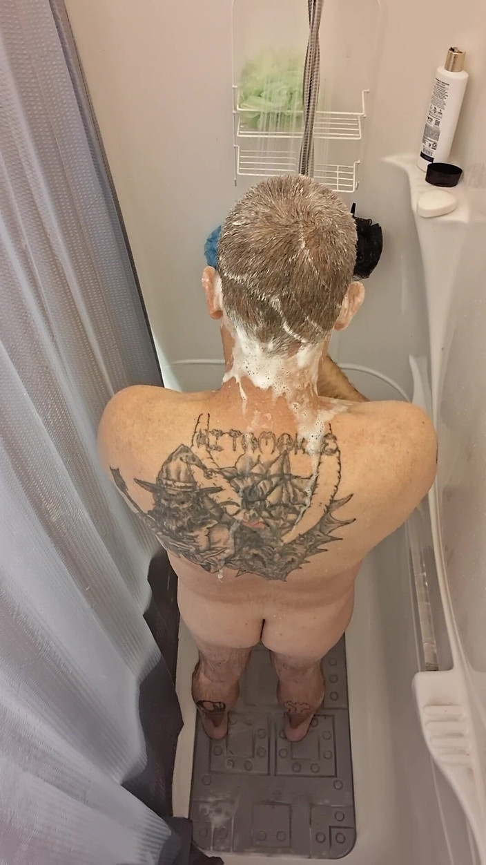 DubeSnackes: Dubesnackes, Montrant Son Temps, Savonner Et Caresser Son Corps Sexy.