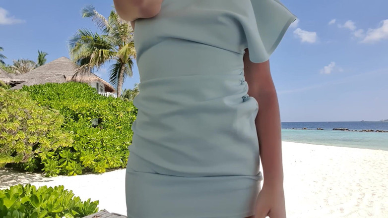 TheloveStory: Heiße blondine ohne höschen im heißen kleid muschi zeigen