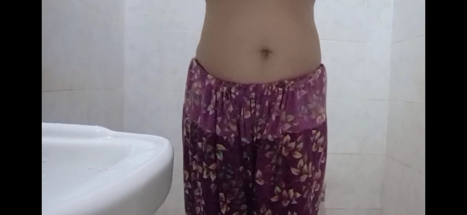 EMILYKIRAN: बड़े स्तनों वाली कमसिन शॉवर में झांकती है और बाथरूम में हस्तमैथुन करना शुरू करती है!