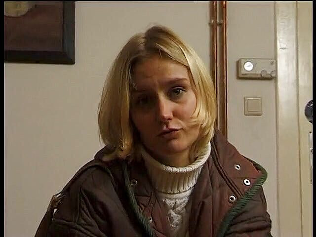 Lucky Wankerz: Blonde Vixen dijemput dan diikat untuk melancap di hadapan kamera