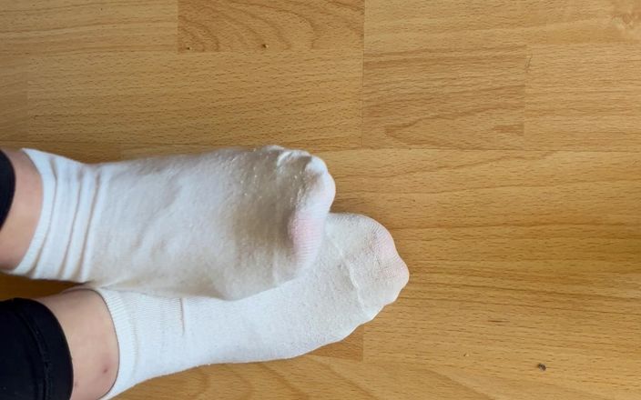 Feet: Белые носки