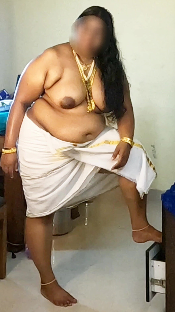 Anne Ipe: Gadis India dengan gaun tradisional, pemotretan topless di perhiasan