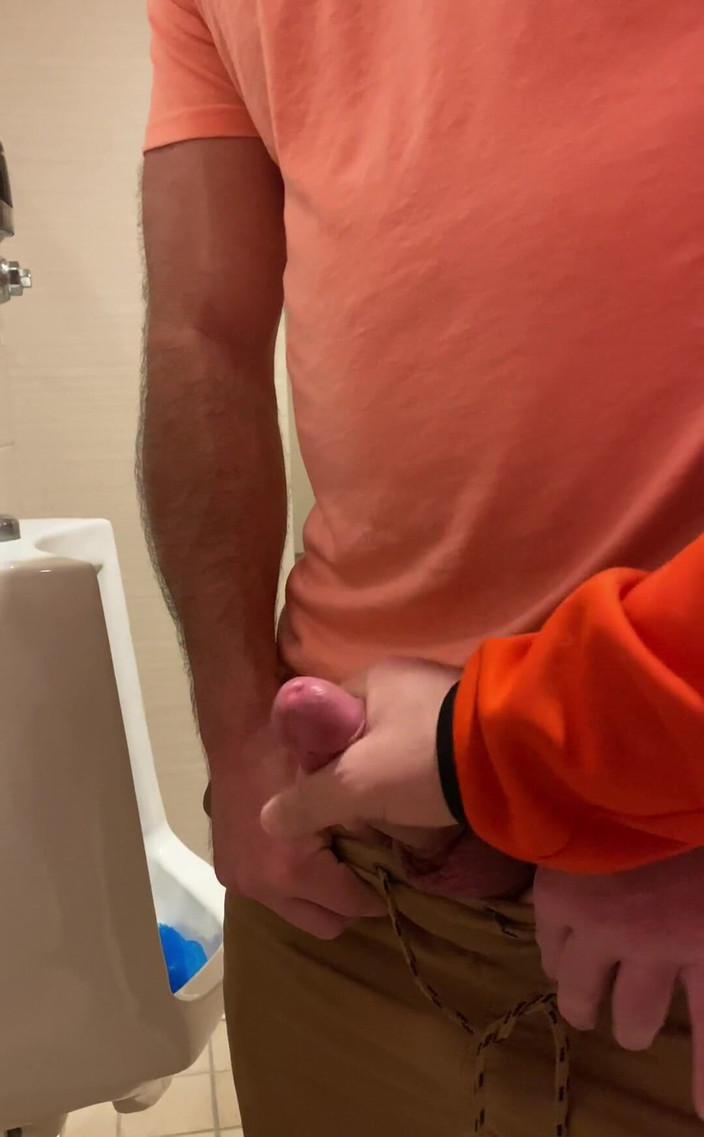 Huzzbearz: У нас була можливість зняти деякі речі в роздягальні тут, тому, звичайно, ми витягували члени з Ха-Ха, це просто чай