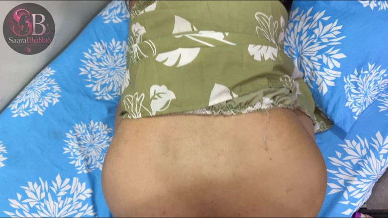 Saarabhabhi6: Indische Desi-vriend bedriegt haar vriendin en seks met haar kamerpartner...