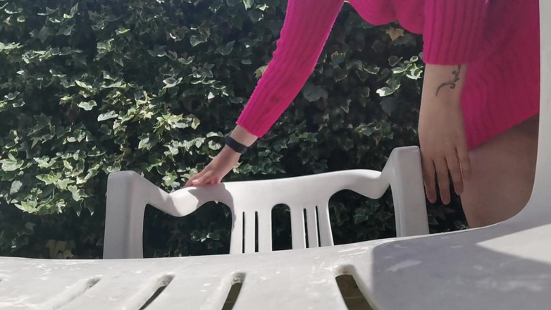 Nicoletta Embassi: Bahçede öğle tatilinde çiş dolu