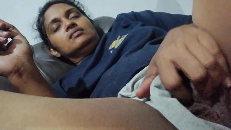 Tina Baby: Video rahasia adik tiriku lagi asik muasin memeknya di sofa...