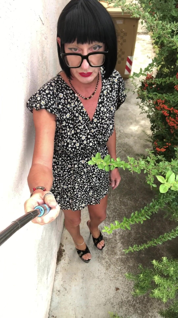 Andreina Naty: Berkeliaran di sekitar taman seperti pelacur kecil