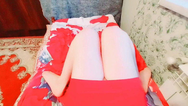 Kitty_Cross: Dulce femboy sosteniendo cesta de flores recién recogidas