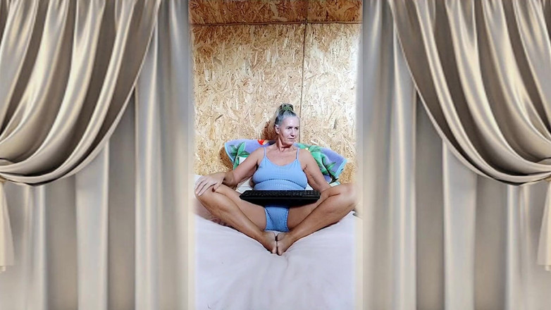 Lukerya: Sexy žena v domácnosti Lukerya. Milujte ženu, líbejte ženu, líbejte její rty a...