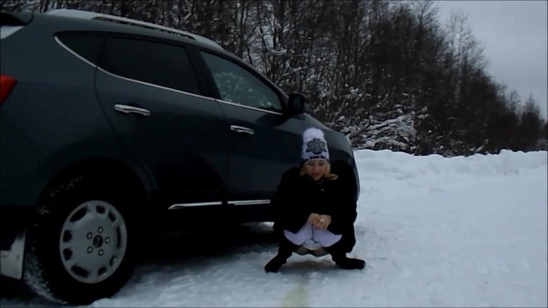 Lady Rose pee pee: Golden Rain 9 - Đi tiểu mùa đông ngoài trời.