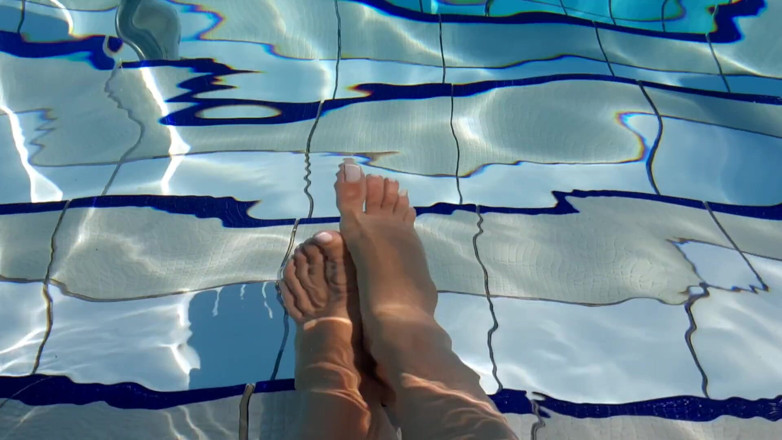 Fetish intimmedia: Foot fetish play in pool