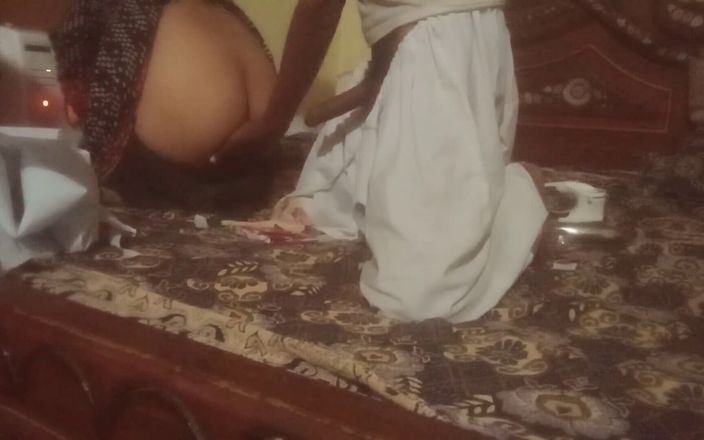 Tarelgc: Un mari aimant taquine sa femme pendant qu’elle travaille à la...