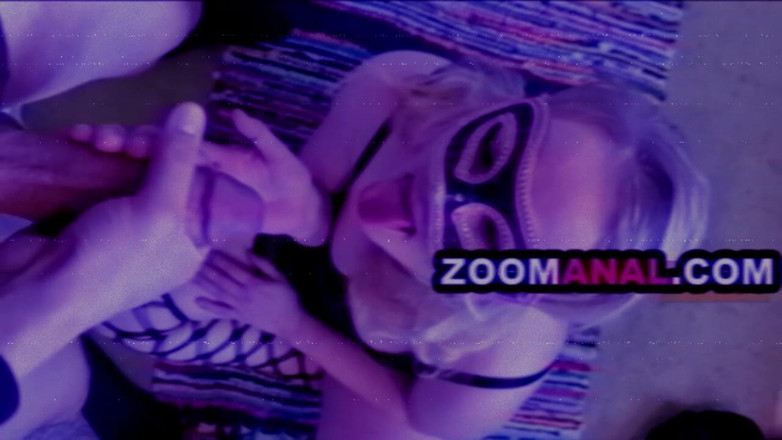 Zoomanal: ブロンドのMILFがアラブのクライアントと出会う