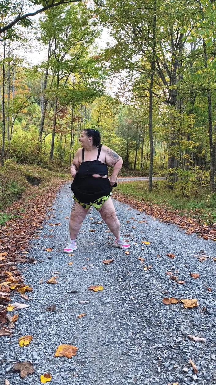 HerculesnVENUS: Na estrada rural esta prostituta esguicha uma carga