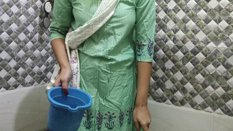 Saarabhabhi6: Indiancă frumoasă futută mama vitregă obraznică singură acasă, futai cu...