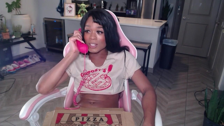 EROS ORISHA: Hot transexual repartidora de pizza folla una caja de pizza...