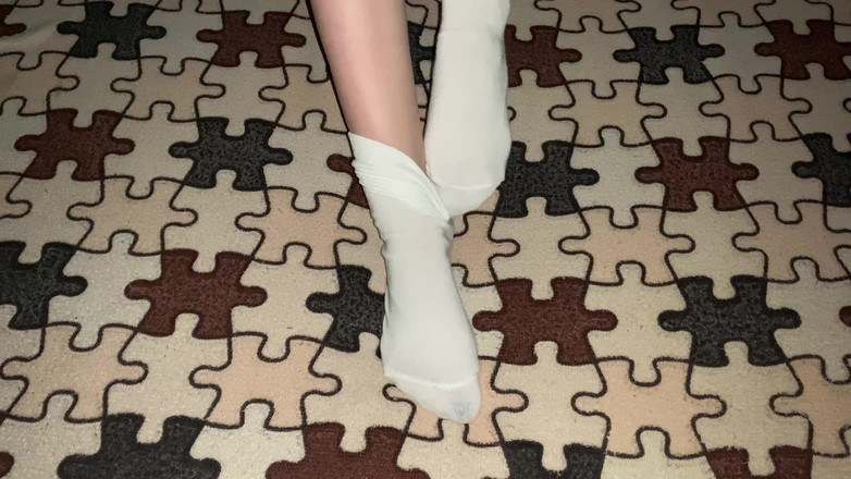 Gloria Gimson: 穿着白色棉袜的女孩玩弄她的脚