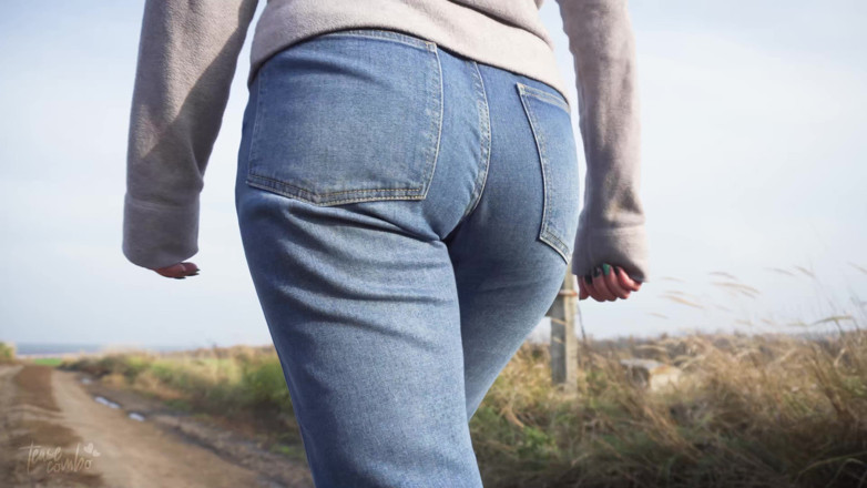 Teasecombo 4K: MILFka s Phat Ass Chodí venku ve Volných džínách