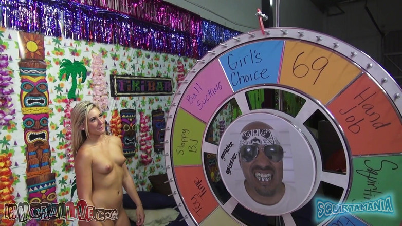 Immoral Live: Rozkošná nová pornohvězda Lily Banks roztáhla nohy, aby se postříkala...