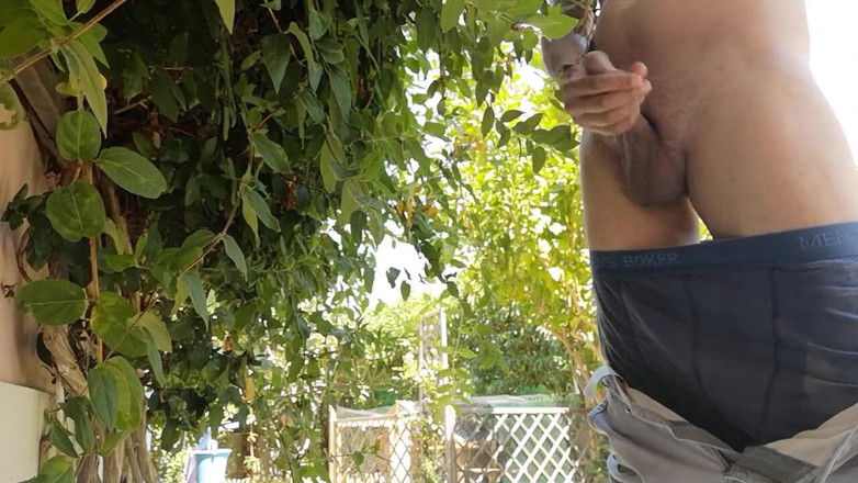 Rafael Torreano: Pria hot ini lagi asyikan ngocok di taman umum