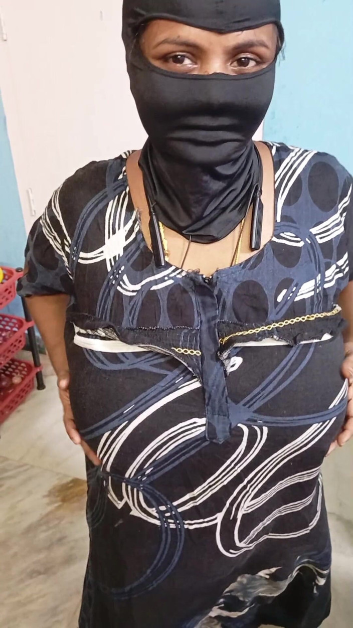 BeautyAnu: Melkachtige grote borsten Indische Desi tante