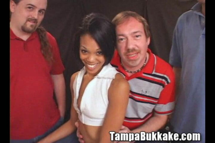 Tampa Bukkake: L'asiatica mezza anale nera lo prende nel culo da 3 cazzi...