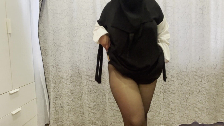 Lux Eva: Külotlu çoraplı Faslı üvey kız kardeş