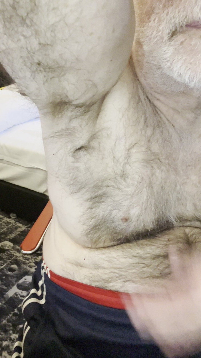 Coach Karl dude lodge: Пухнасті пахви тренера Карла