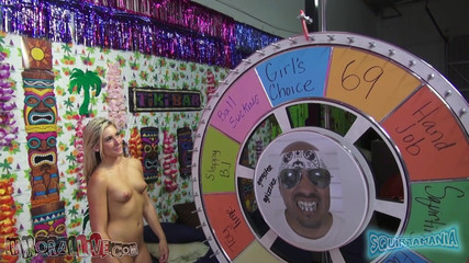 Immoral Live: Çok güzel yeni porno yıldızı Lily Banks kameraya püskürtmek için...