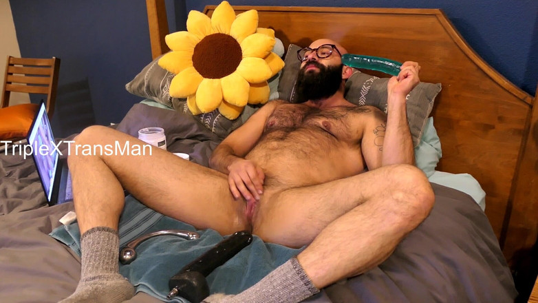 TripleXTransMan: Kommer med dildo i halsen