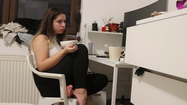 NipsAndStrips: Pète en mangeant à mon bureau