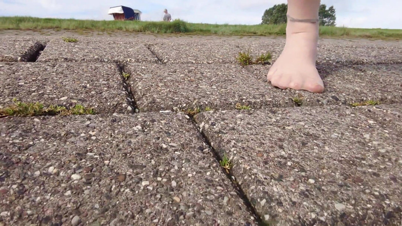Footfetish: In Fine Stockings in the Wadden Sea of Wangerland