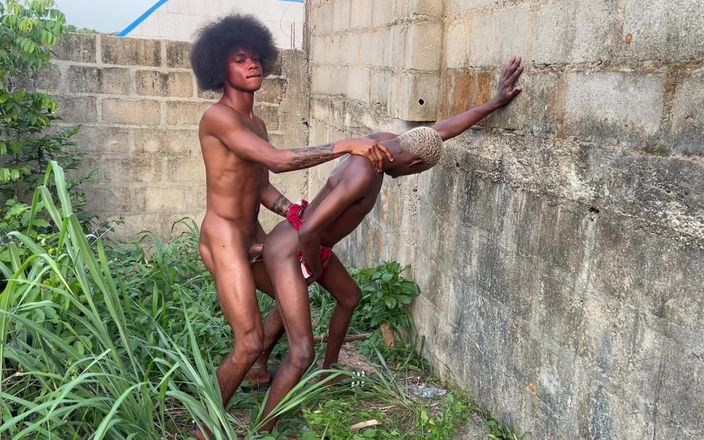 Baddestboyx: Femboy pediu a um garoto gêmeo para transar com ele