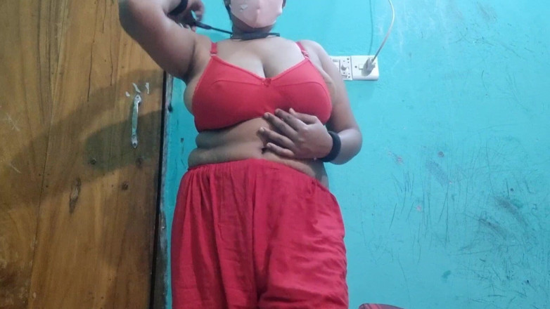 NilaRani693: Bella ragazza da sola che si rilassa in camera da...