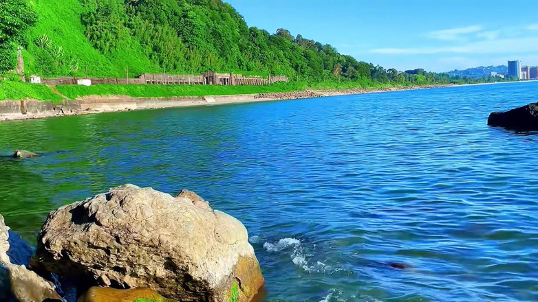 Nick Lewis: Gay Beach Cruising